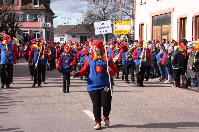 Der Fanfarenzug in blau-rot-gelben Narrenkostümen spielt beim Rosenmontagsumzug 2020