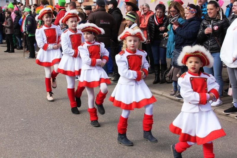 Die Kindergarde in rot-weißen Uniformen tanzt beim Rosenmontagsumzug 2020